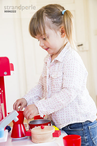 Kleines Mädchen spielt mit Kinderküche