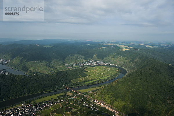 Deutschland  Rheinland-Pfalz  Luftaufnahme der Moselschleife bei Bremm