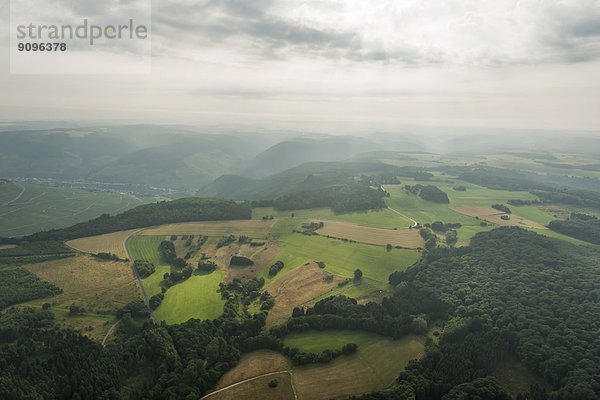 Deutschland  Rheinland-Pfalz  Luftbild der hügeligen Landschaft