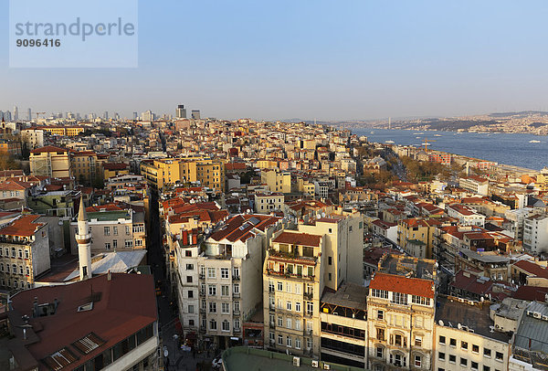 Türkei  Istanbul. Beyoglu  Bosporus  Stadtbild  Blick vom Galata-Turm