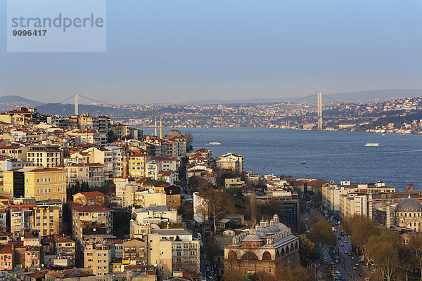 Türkei  Istanbul  Blick auf Beyoglu und Bosporusbrücke