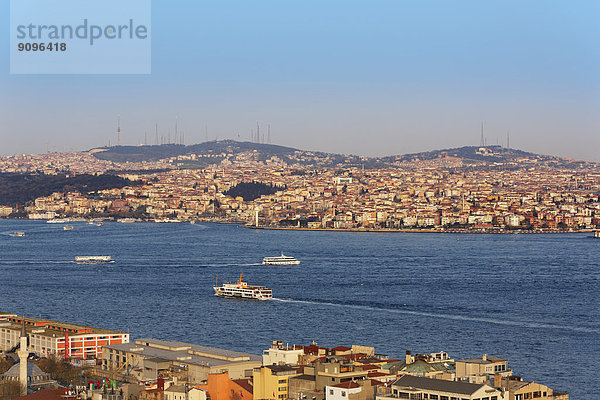 Türkei  Istanbul. Beyoglu  Bosporus  Blick vom Galata-Turm auf Ueskuedar