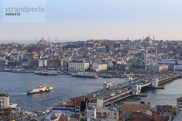 Türkei  Istanbul  Blick vom Galataturm auf das Goldene Horn  links Blaue Moschee