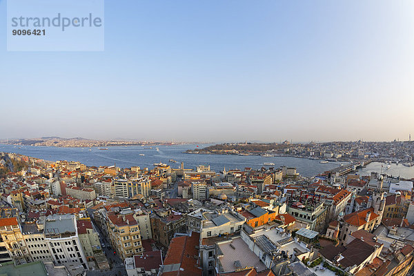 Türkei  Istanbul. Beyoglu  Bosporus  Blick vom Galata-Turm auf Ueskuedar  rechts Galata-Brücke und Goldenes Horn