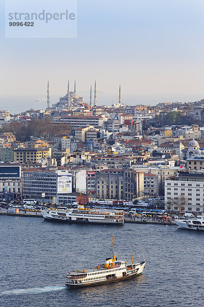 Türkei  Istanbul  Eminoenue  Blick vom Galata-Turm zur Blauen Moschee