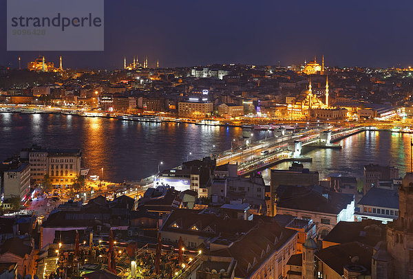 Türkei  Istanbul  Blick vom Galata-Turm zur Galata-Brücke  links Hagia Sofia Moschee und Blaue Moschee  rechts Nuruosmaniye Moschee und Neue Moschee bei Nacht
