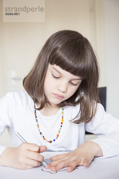 Porträt eines kleinen Mädchens mit Wachsmalkreide