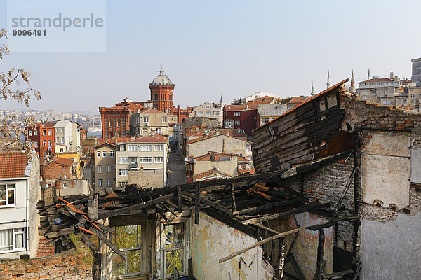 Türkei  Istanbul  Fatih  abgebranntes Haus und Phanar Greek Orthodox College