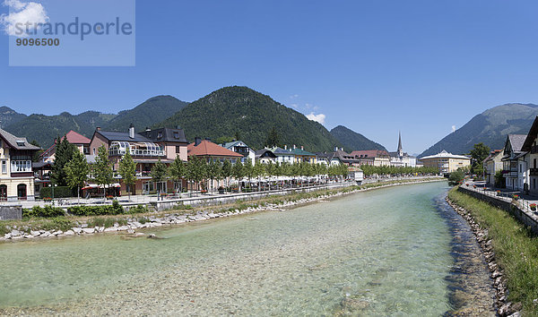 Österreich  Oberösterreich  Bad Ischl  Stadtbild mit der Traun