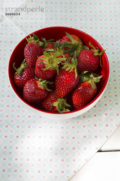 Schale mit Erdbeeren auf Stoff  erhöhte Ansicht