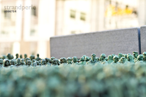 Figuren auf dem Gehweg  Oslo  Norwegen  Europa