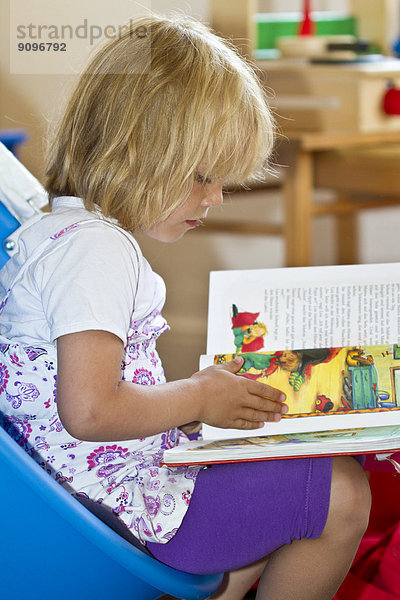 Mädchen liest in einem Buch