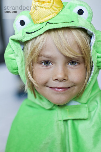 Mädchen im Froschkostüm