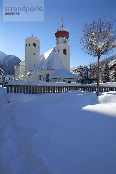 Pfarrkirche von Sankt Anton im Winter  Tirol  Österreich
