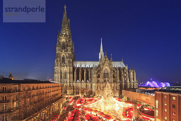 Weihnachtsmarkt auf dem Roncalliplatz vor dem Dom  Köln  Deutschland