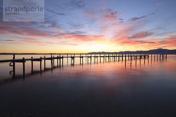 Steg bei Sonnenaufgang am Chiemsee Nähe Seebruck  Bayern  Deutschland