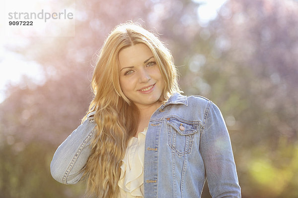 Lächelnde junge Frau im Freien  Portrait