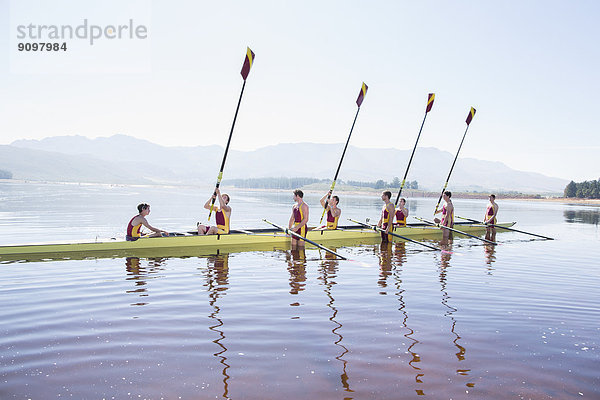 Ruderteam mit Rudern auf dem See