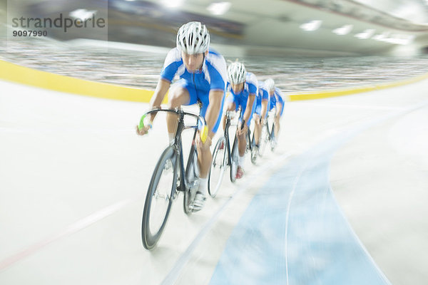 Radsportteam beim Radfahren auf der Rennstrecke