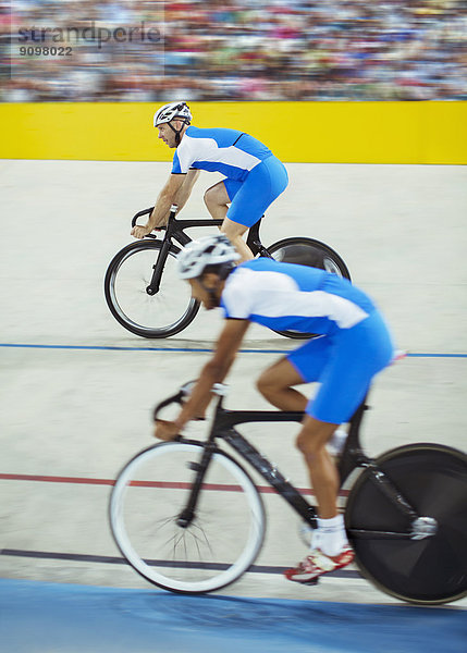 Rennradfahrer auf dem Velodrom