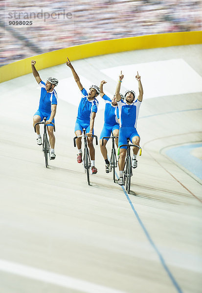 Radsportteam feiert im Velodrom