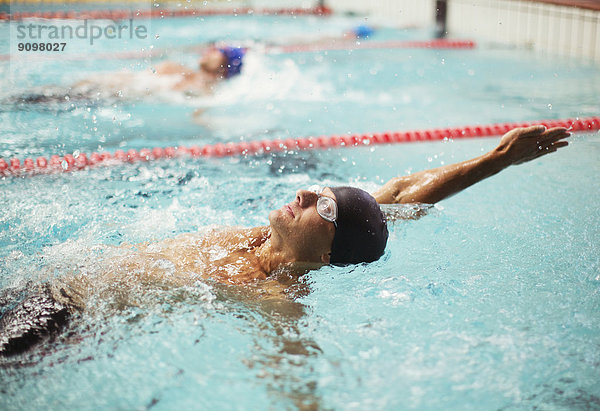 Schwimmer im Rückenschwimmen im Pool