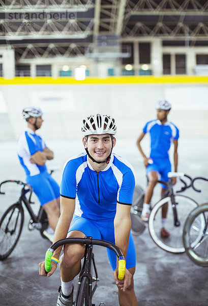 Portrait des Bahnradfahrers im Velodrom