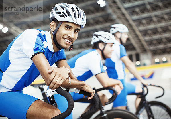 Bahnradteam wartet im Velodrom