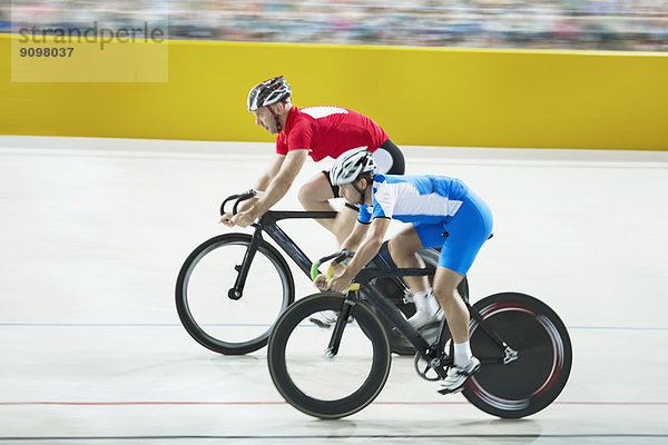 Rennradfahrer im Velodrom