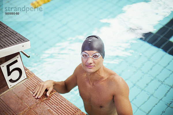 Porträt eines Schwimmers am Beckenrand