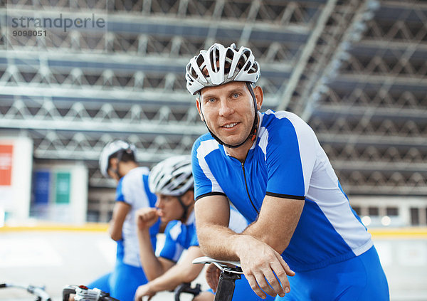 Portrait des Bahnradfahrers im Velodrom