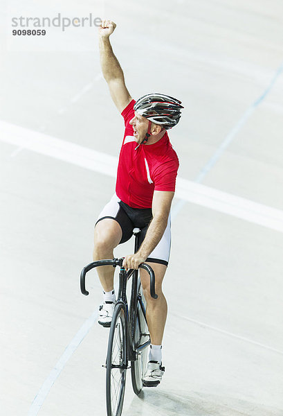 Rennradfahrer feiert im Velodrom