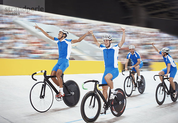 Radsportteam feiert im Velodrom