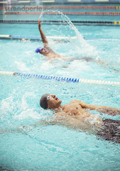 Schwimmer  die im Pool fahren