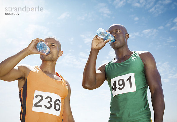 Läuferinnen und Läufer Trinkwasser auf der Strecke