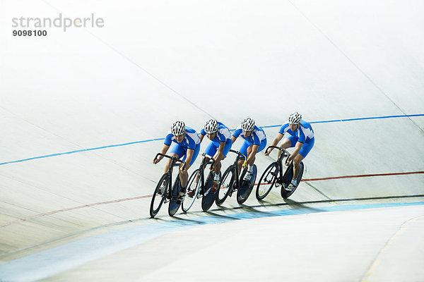 Rennradfahrer auf dem Velodrom