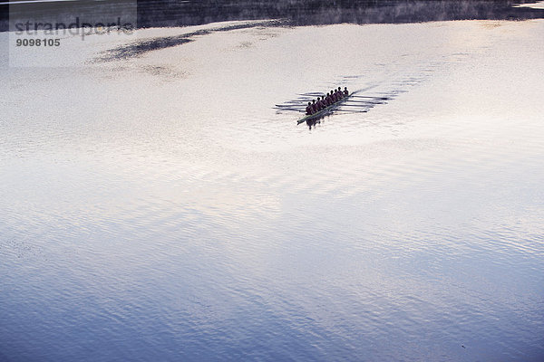 Rudermannschaft Ruderschädel auf dem See in der Ferne