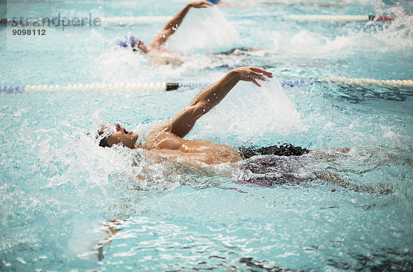 Schwimmer  die im Pool fahren