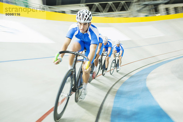 Rennradfahrer im Velodrom