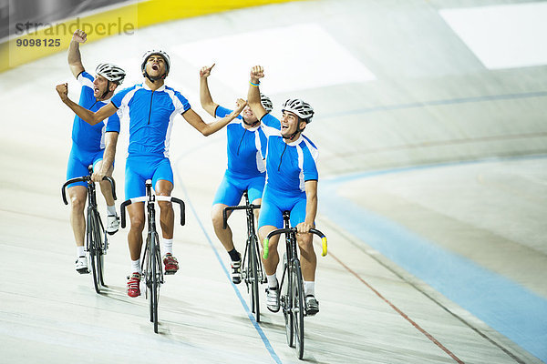 Radsportteam feiert auf der Rennstrecke