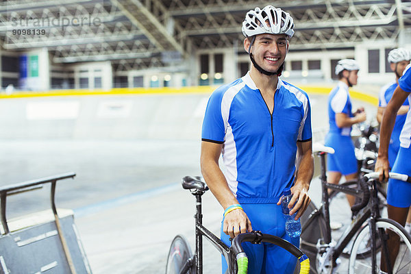 Portrait des Bahnradfahrers im Velodrom