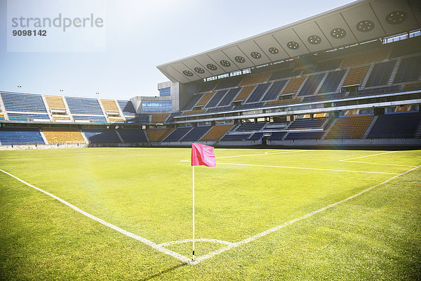 Leerer Fußballplatz und Stadion