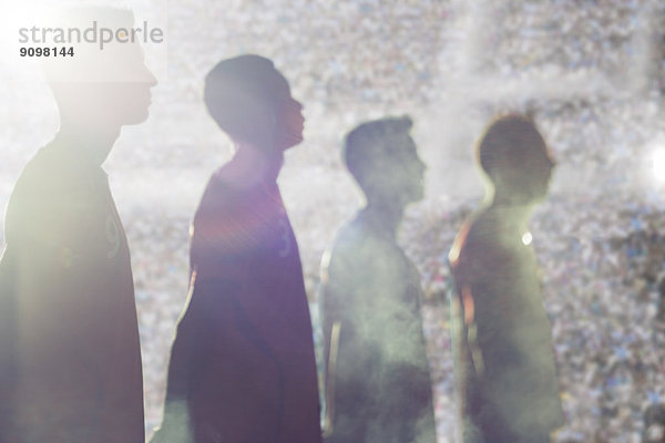 Silhouette der Fußballspieler im Stadion