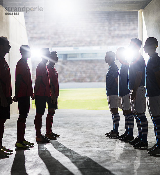 Silhouette der Fußballmannschaften in der Umkleidekabine