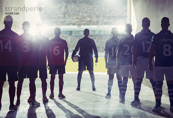 Silhouette der Fußballmannschaften vor dem Spielfeld