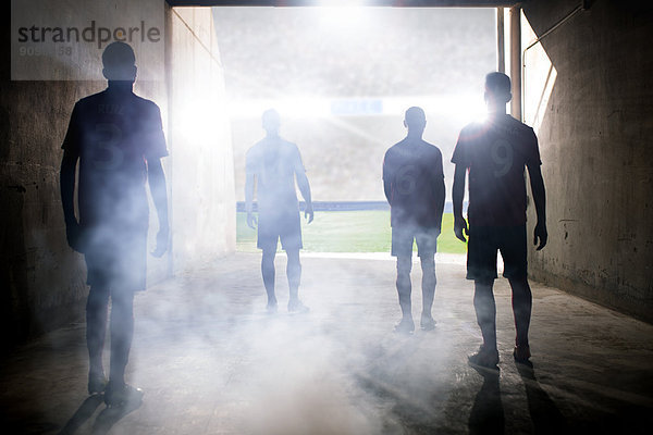 Silhouette der Fußballmannschaften vor dem Spielfeld