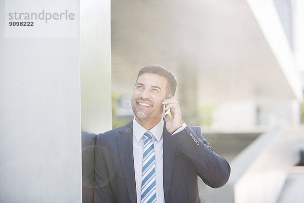 Geschäftsmann im Gespräch mit dem Handy