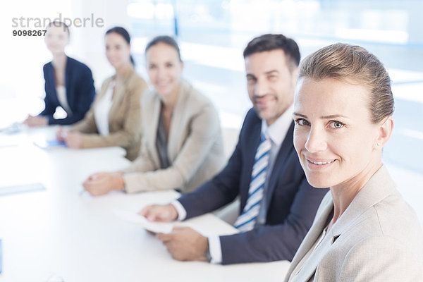 Portrait von selbstbewussten Geschäftsleuten im Konferenzraum