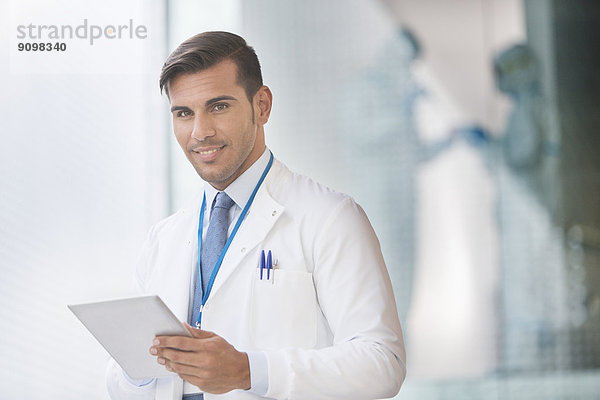 Porträt eines selbstbewussten Arztes mit digitalem Tablett