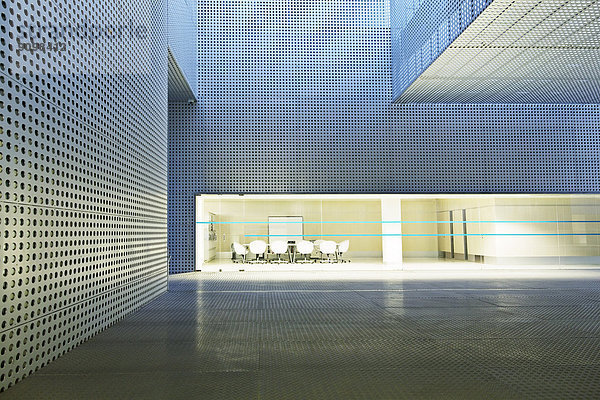 Beleuchteter Konferenzraum im modernen Gebäude